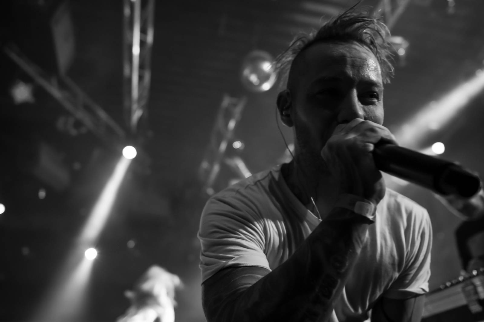 Vtípky i sexy tanec. Skyline na odloženém koncertě rozpumpovali publikum