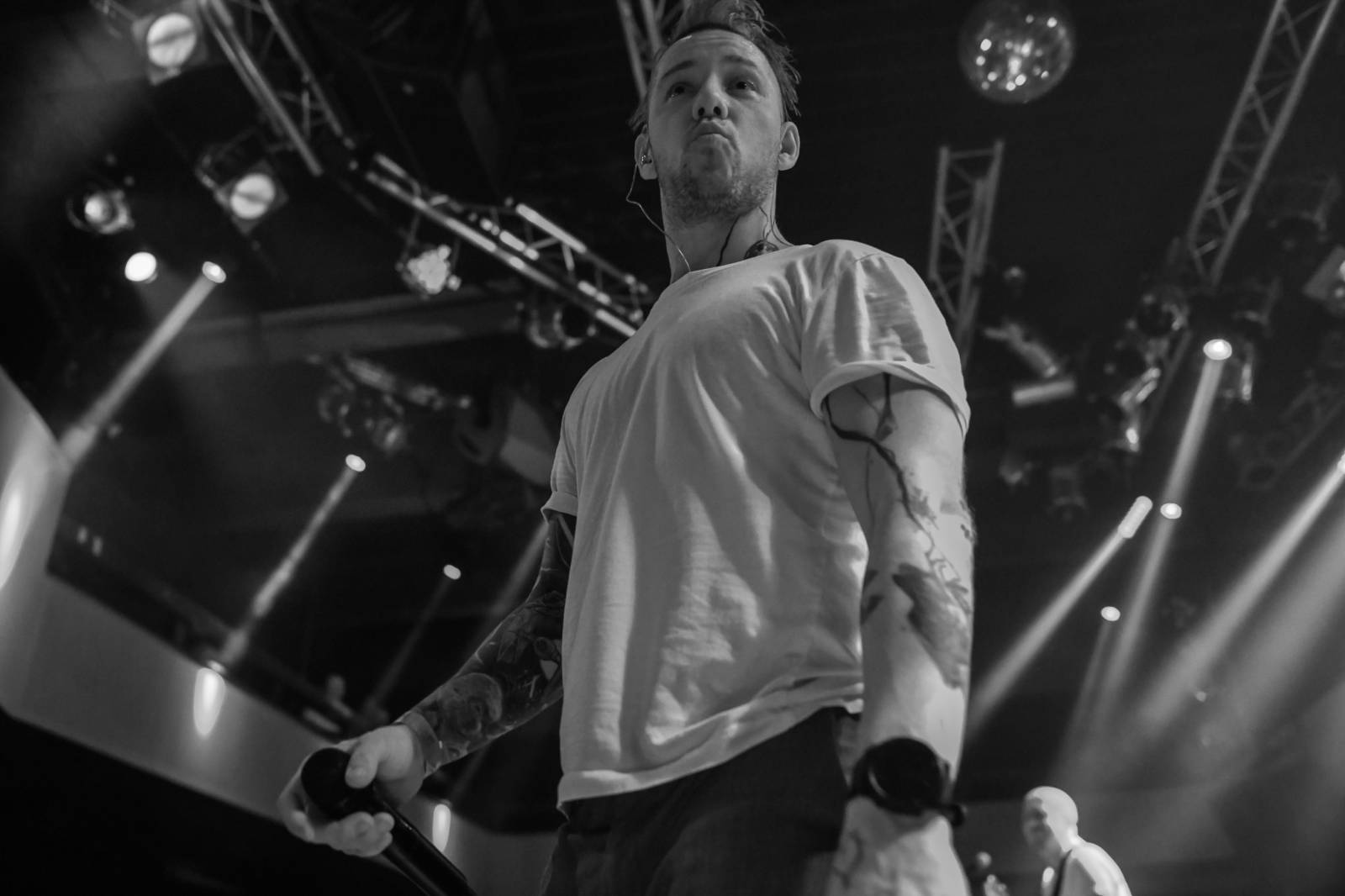 Vtípky i sexy tanec. Skyline na odloženém koncertě rozpumpovali publikum