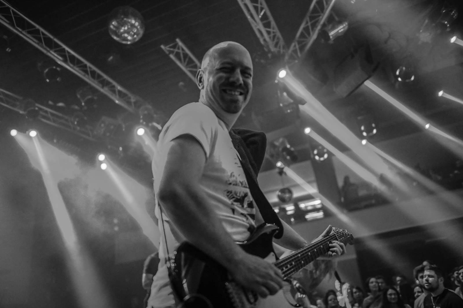 Vtípky i sexy tanec. Skyline na odloženém koncertě rozpumpovali publikum