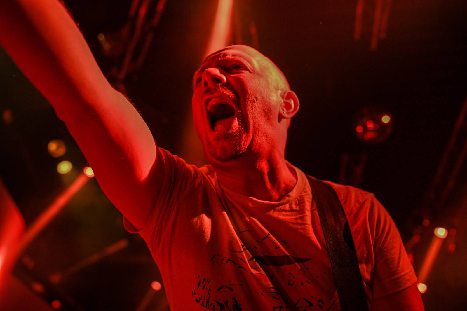 Vtípky i sexy tanec. Skyline na odloženém koncertě rozpumpovali publikum