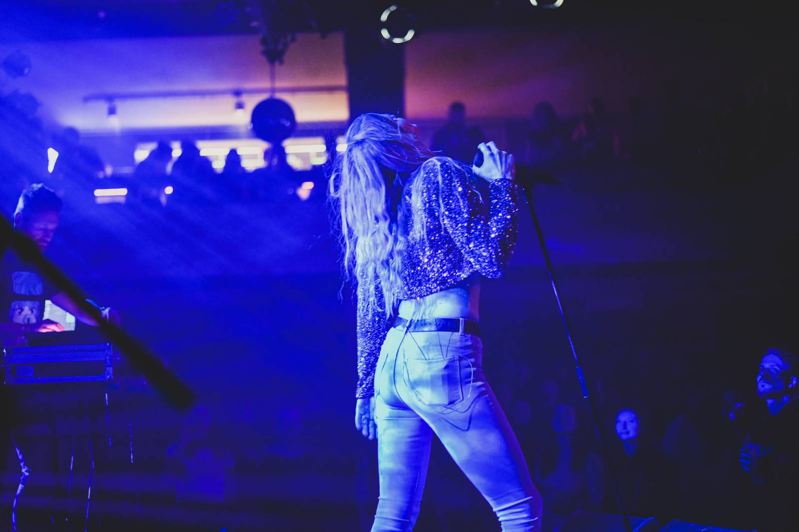 Vtípky i sexy tanec. Skyline na odloženém koncertě rozpumpovali publikum