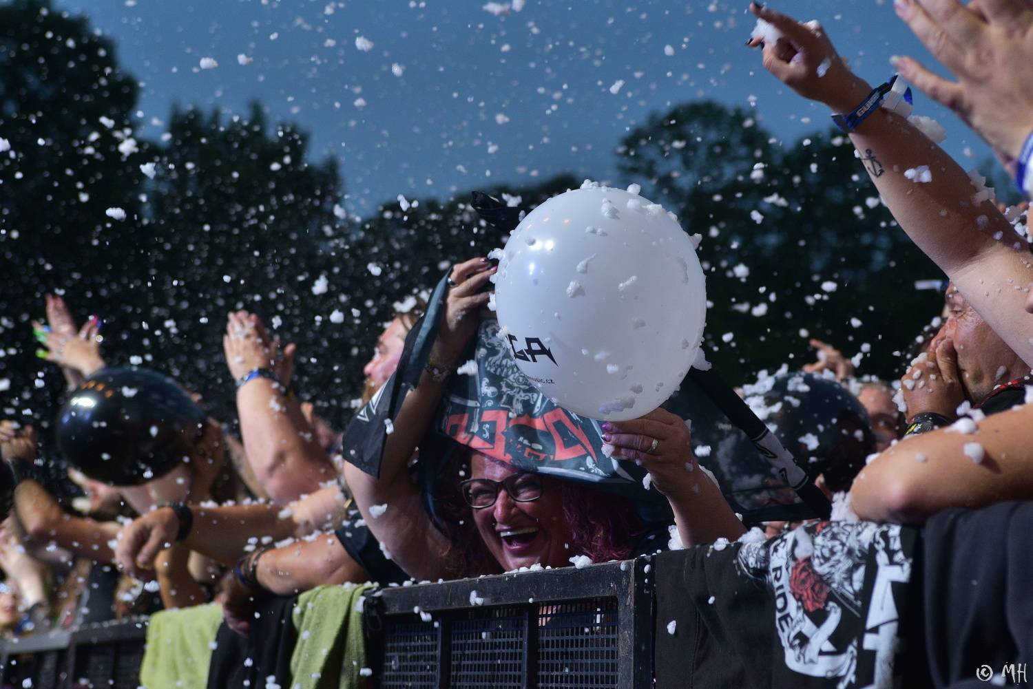 Dalším divným rokem okem fotografů | Martin Hanáček fotil Wohnout, Škwor, Harlej i Mira Žbirku
