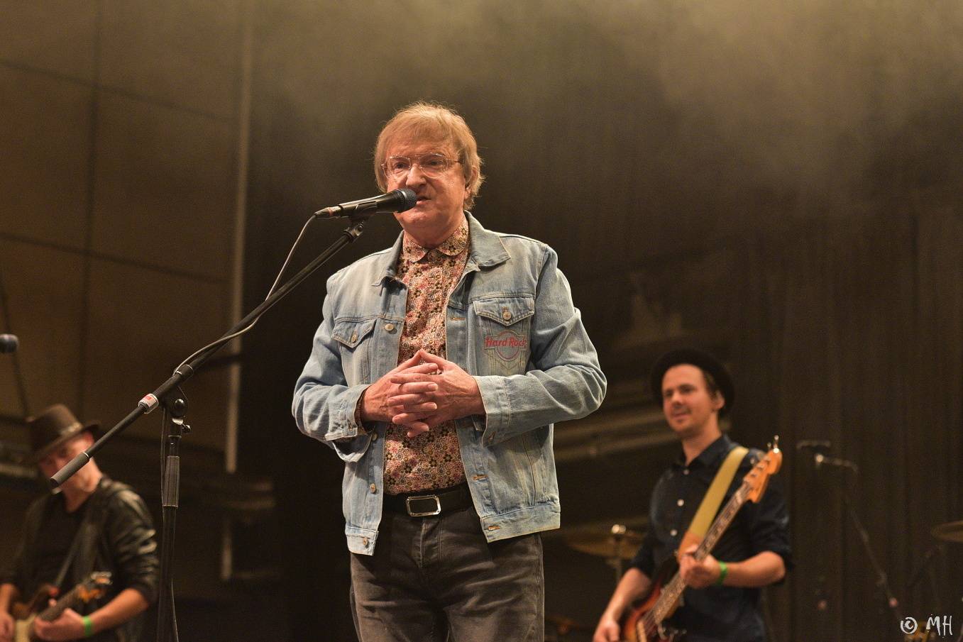 Dalším divným rokem okem fotografů | Martin Hanáček fotil Wohnout, Škwor, Harlej i Mira Žbirku