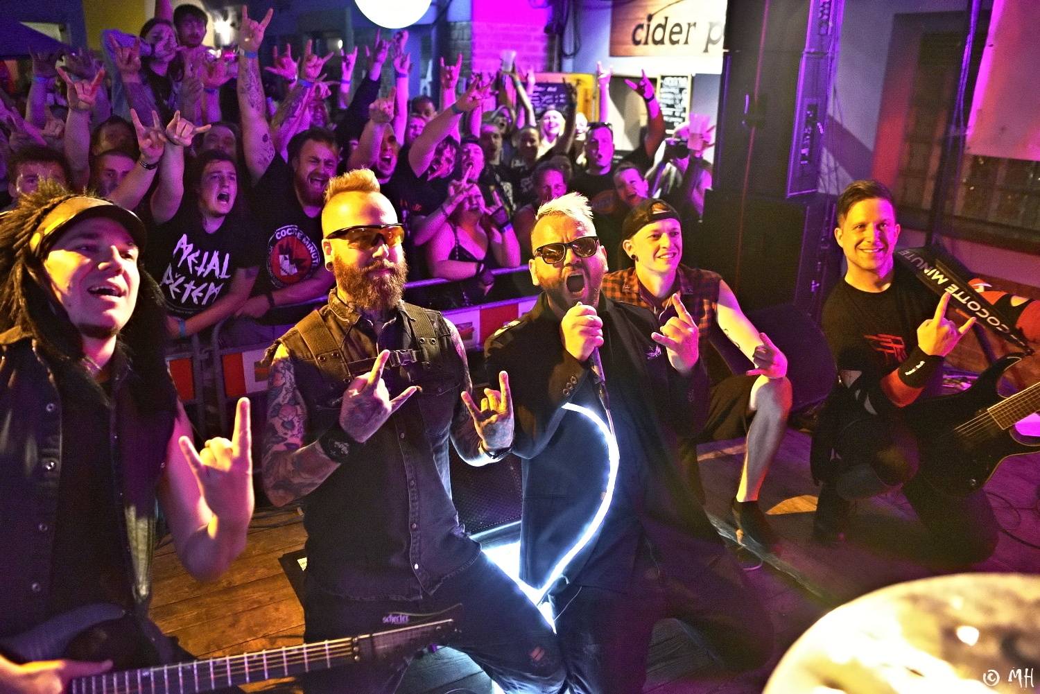 Dalším divným rokem okem fotografů | Martin Hanáček fotil Wohnout, Škwor, Harlej i Mira Žbirku