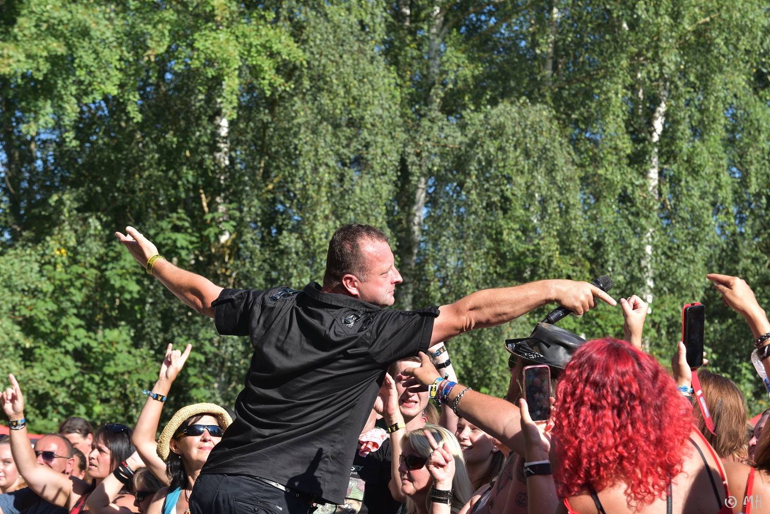 Dalším divným rokem okem fotografů | Martin Hanáček fotil Wohnout, Škwor, Harlej i Mira Žbirku