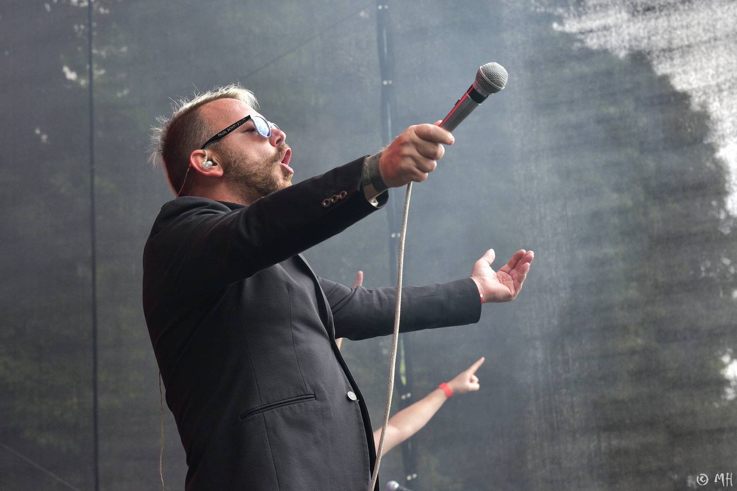 Dalším divným rokem okem fotografů | Martin Hanáček fotil Wohnout, Škwor, Harlej i Mira Žbirku