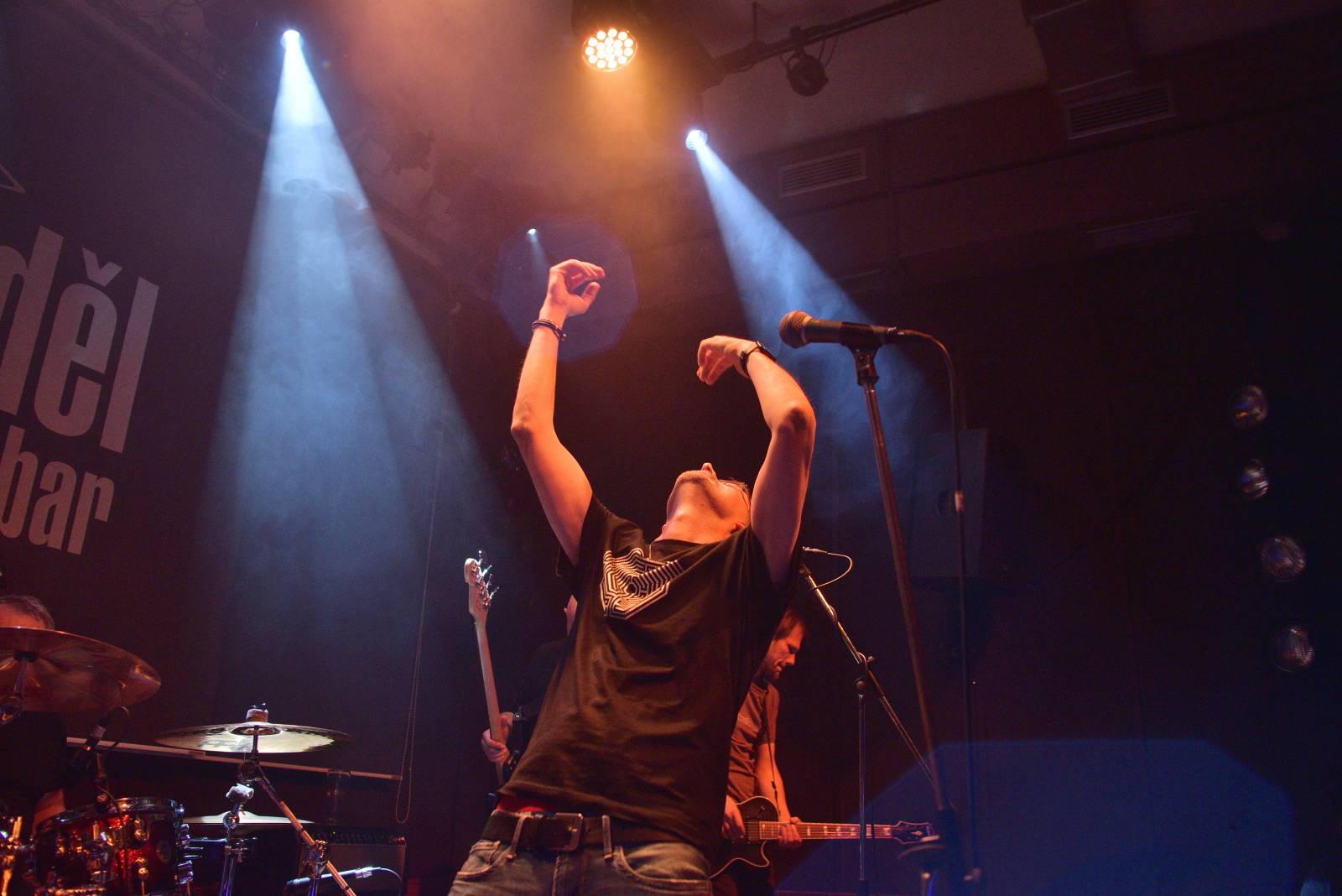 Dalším divným rokem okem fotografů | Martin Hanáček fotil Wohnout, Škwor, Harlej i Mira Žbirku