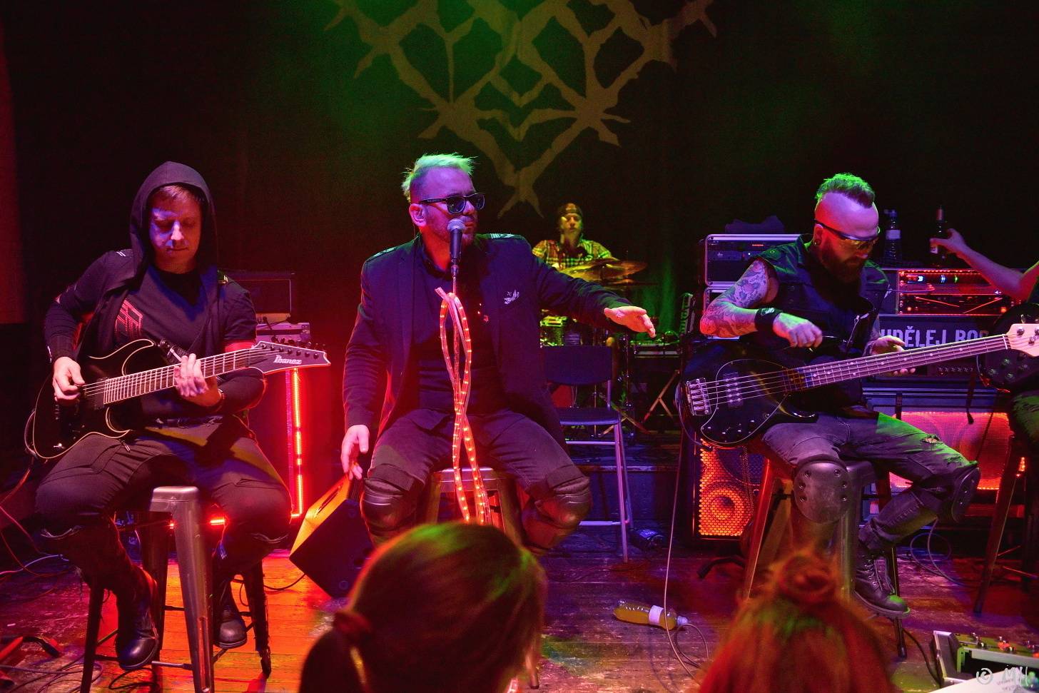 Dalším divným rokem okem fotografů | Martin Hanáček fotil Wohnout, Škwor, Harlej i Mira Žbirku