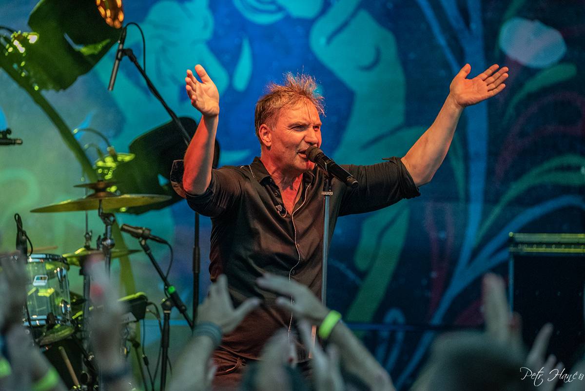 Dalším divným rokem okem fotografů | Objektiv Petra Hanče zachytil Mig 21, Lucii, Marka Ztraceného i Kabáty