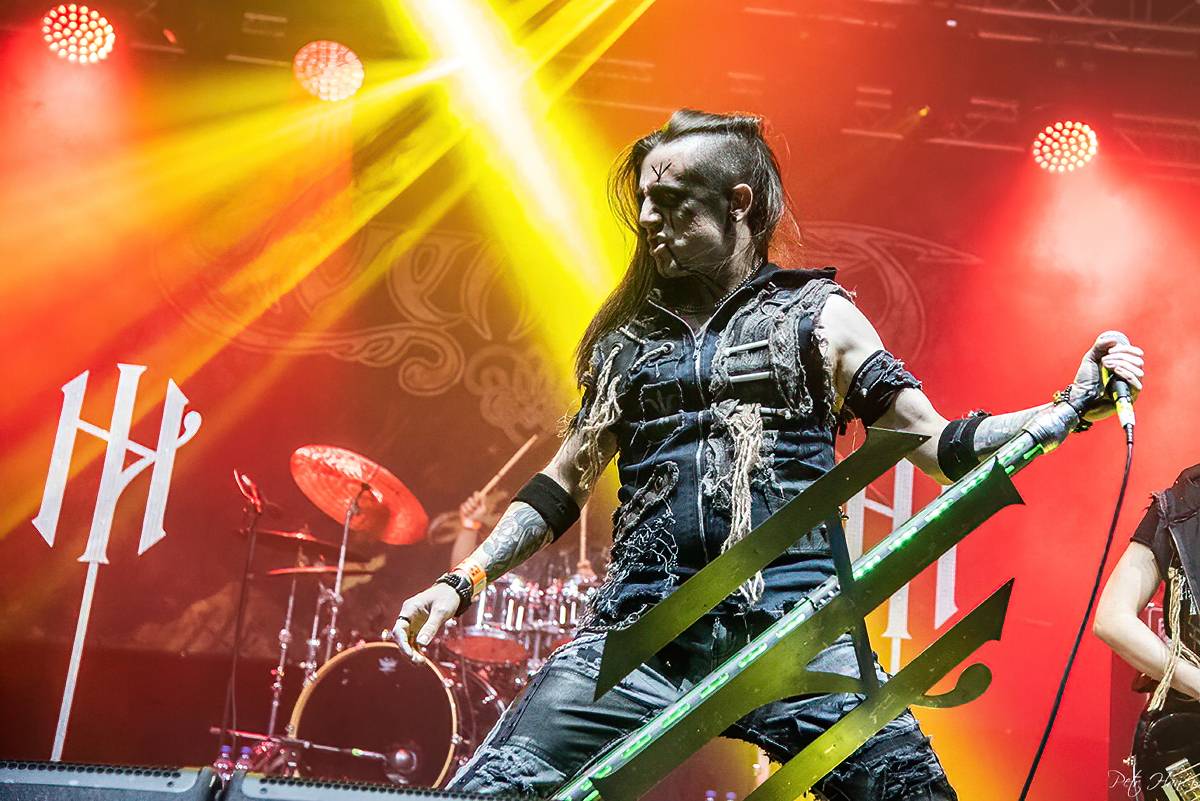 Dalším divným rokem okem fotografů | Objektiv Petra Hanče zachytil Mig 21, Lucii, Marka Ztraceného i Kabáty