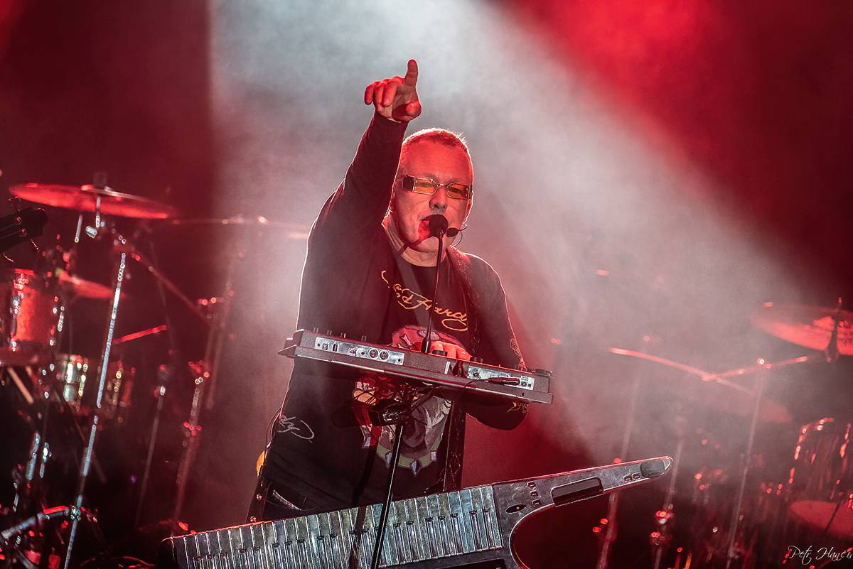 Dalším divným rokem okem fotografů | Objektiv Petra Hanče zachytil Mig 21, Lucii, Marka Ztraceného i Kabáty