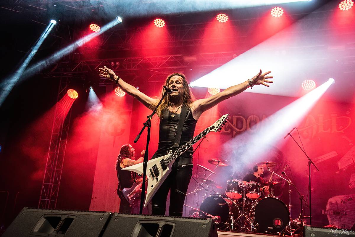 Dalším divným rokem okem fotografů | Objektiv Petra Hanče zachytil Mig 21, Lucii, Marka Ztraceného i Kabáty