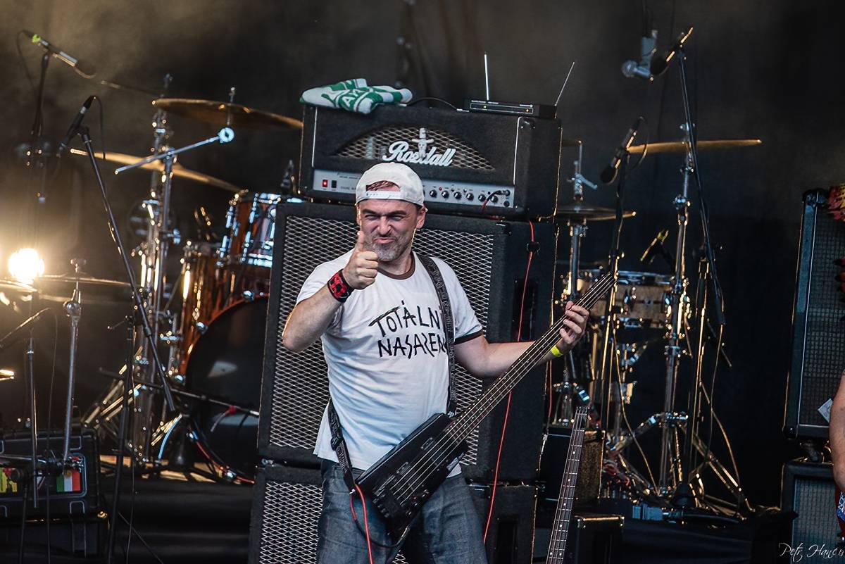 Dalším divným rokem okem fotografů | Objektiv Petra Hanče zachytil Mig 21, Lucii, Marka Ztraceného i Kabáty