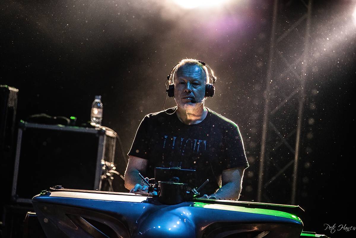 Dalším divným rokem okem fotografů | Objektiv Petra Hanče zachytil Mig 21, Lucii, Marka Ztraceného i Kabáty