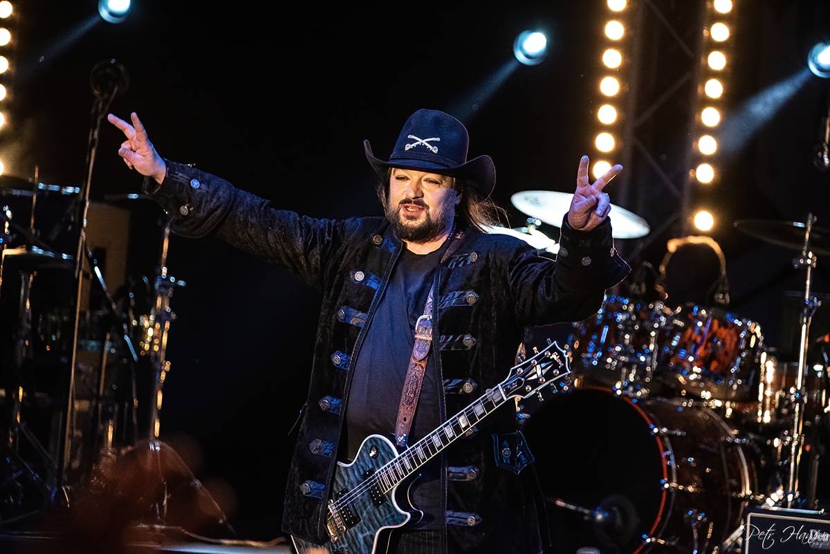 Dalším divným rokem okem fotografů | Objektiv Petra Hanče zachytil Mig 21, Lucii, Marka Ztraceného i Kabáty