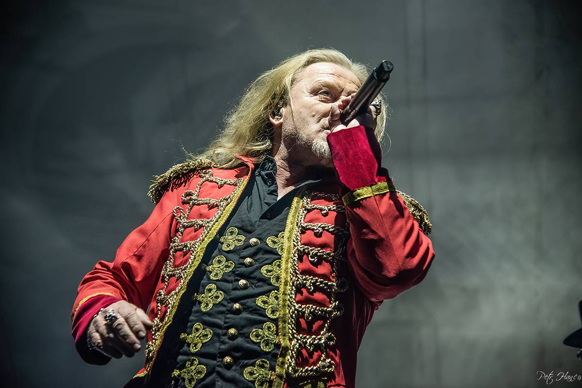 Dalším divným rokem okem fotografů | Objektiv Petra Hanče zachytil Mig 21, Lucii, Marka Ztraceného i Kabáty