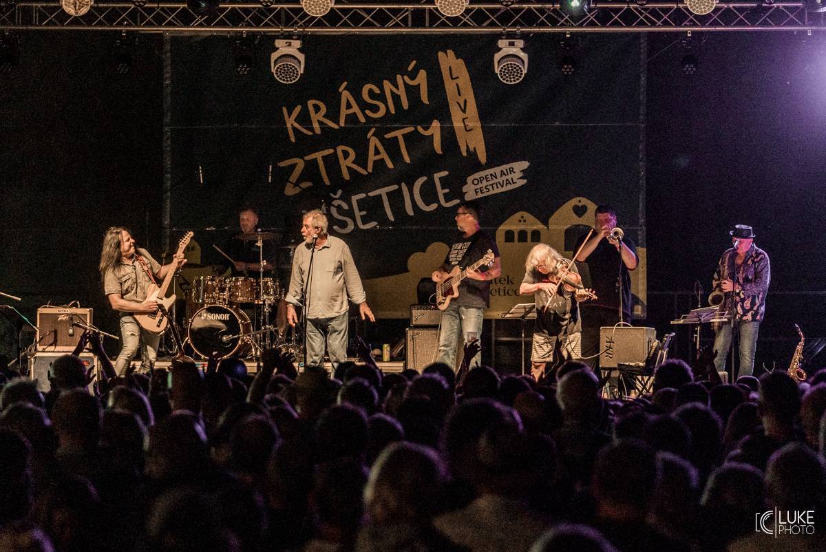 Dalším divným rokem okem fotografů | Lukáš Knoll vyrazil loni na Mig 21, Chinaski, Mňágu a Žďorp i Čechomor