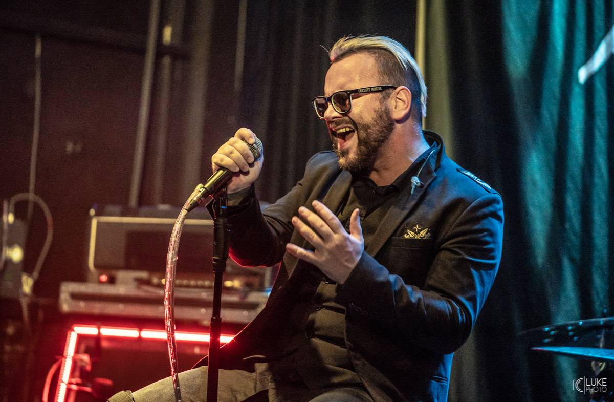 Dalším divným rokem okem fotografů | Lukáš Knoll vyrazil loni na Mig 21, Chinaski, Mňágu a Žďorp i Čechomor