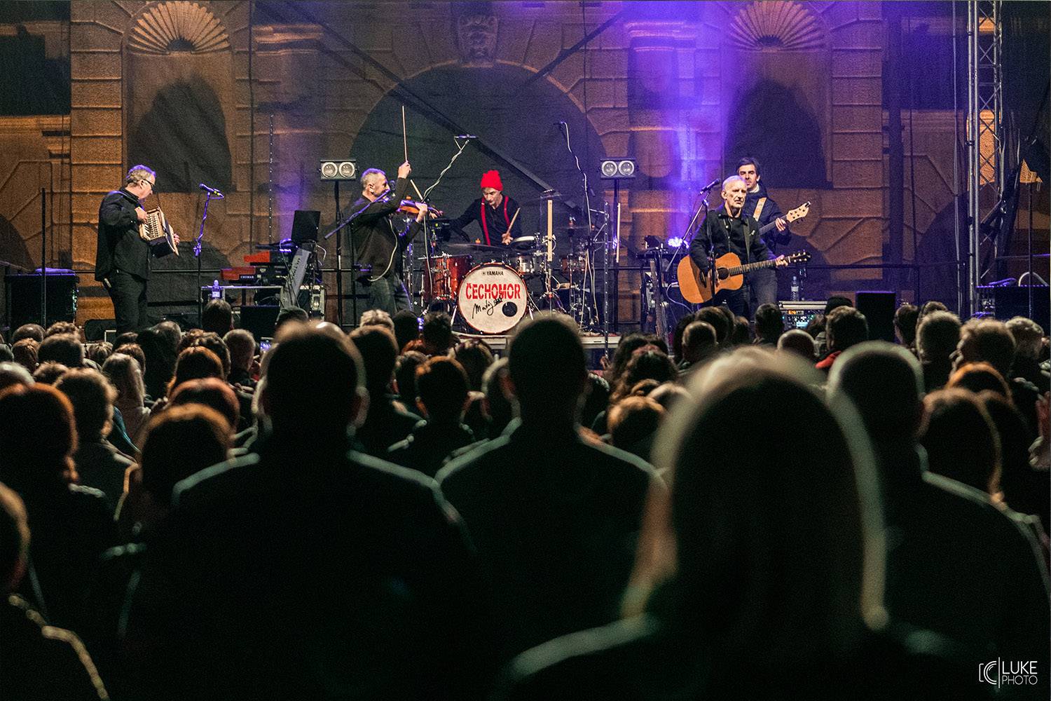 Dalším divným rokem okem fotografů | Lukáš Knoll vyrazil loni na Mig 21, Chinaski, Mňágu a Žďorp i Čechomor