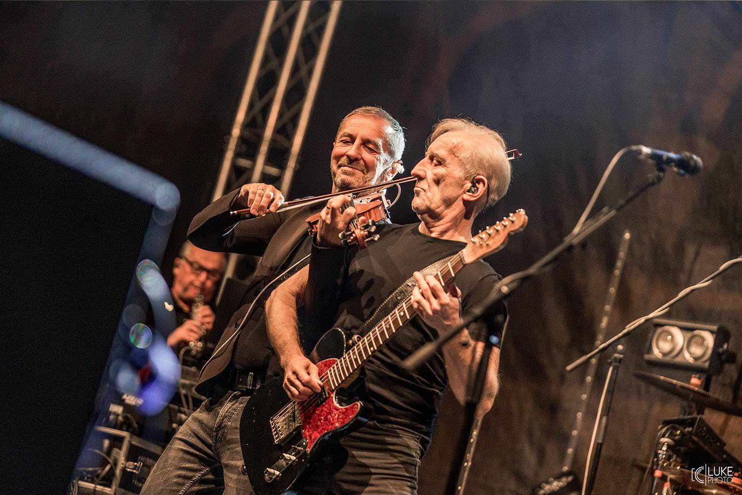 Dalším divným rokem okem fotografů | Lukáš Knoll vyrazil loni na Mig 21, Chinaski, Mňágu a Žďorp i Čechomor