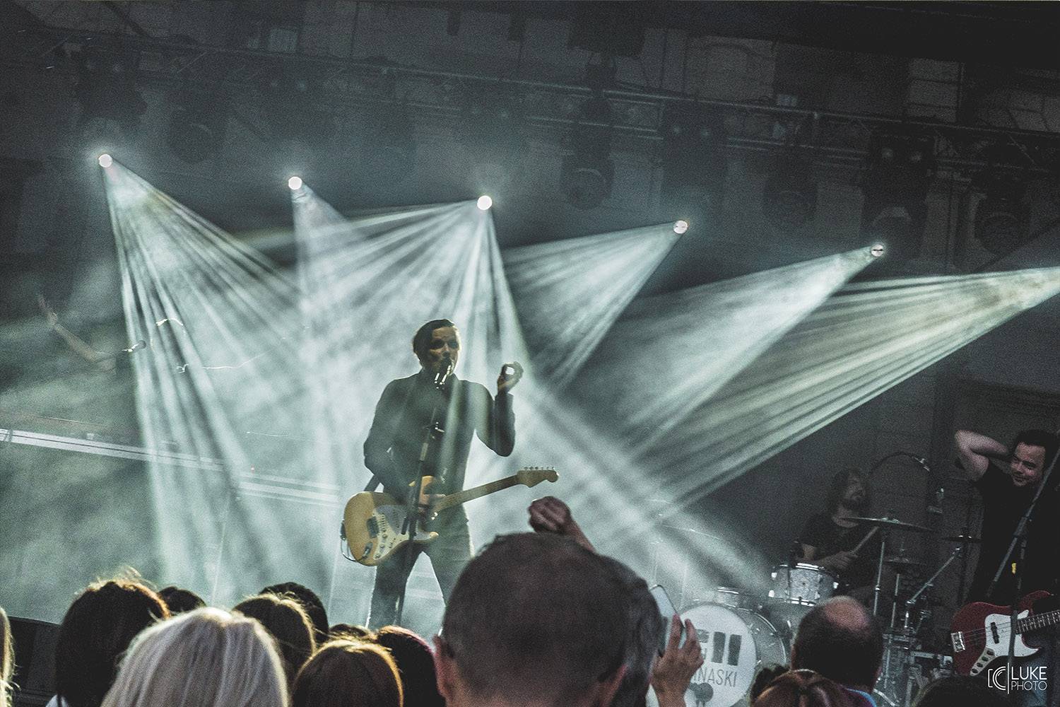 Dalším divným rokem okem fotografů | Lukáš Knoll vyrazil loni na Mig 21, Chinaski, Mňágu a Žďorp i Čechomor