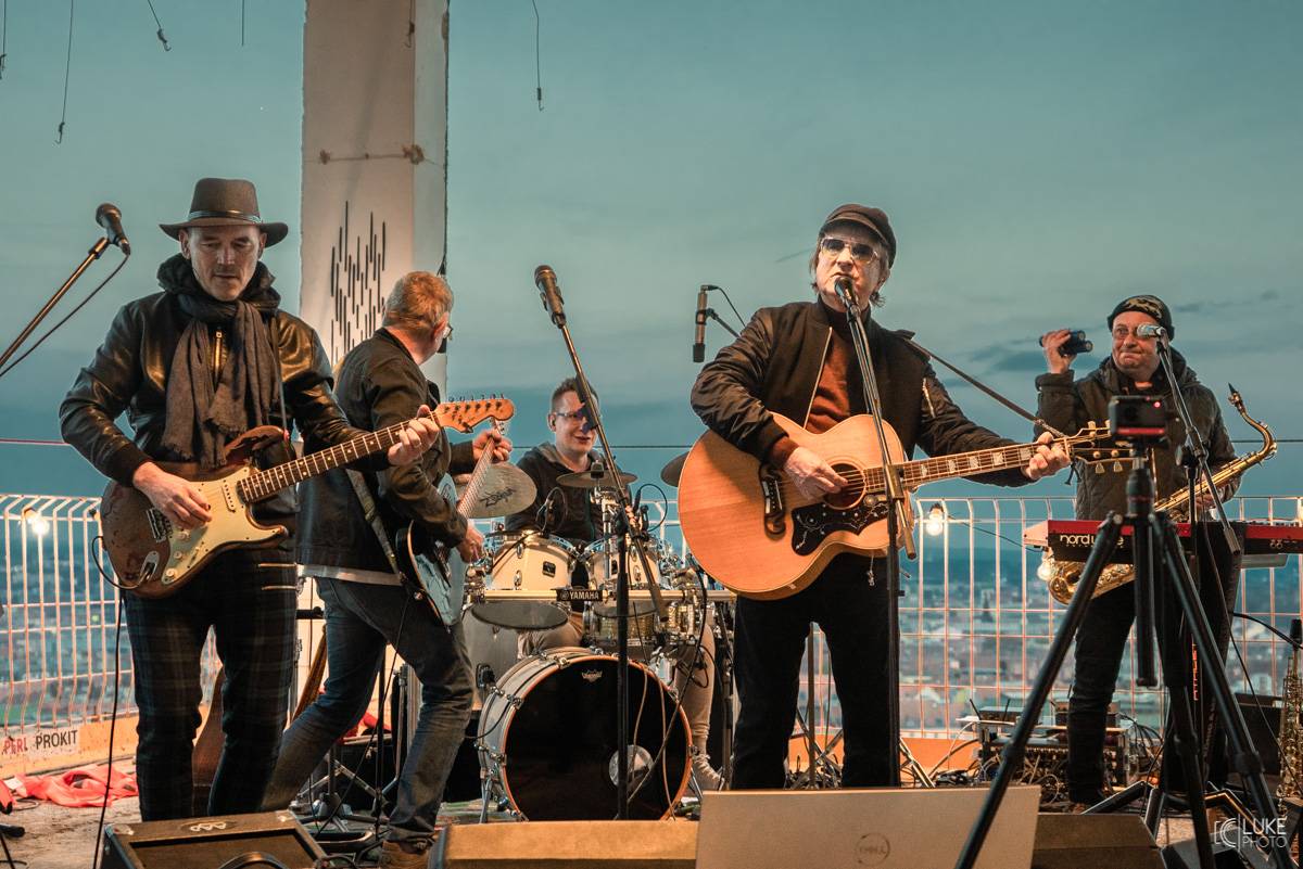 Dalším divným rokem okem fotografů | Lukáš Knoll vyrazil loni na Mig 21, Chinaski, Mňágu a Žďorp i Čechomor