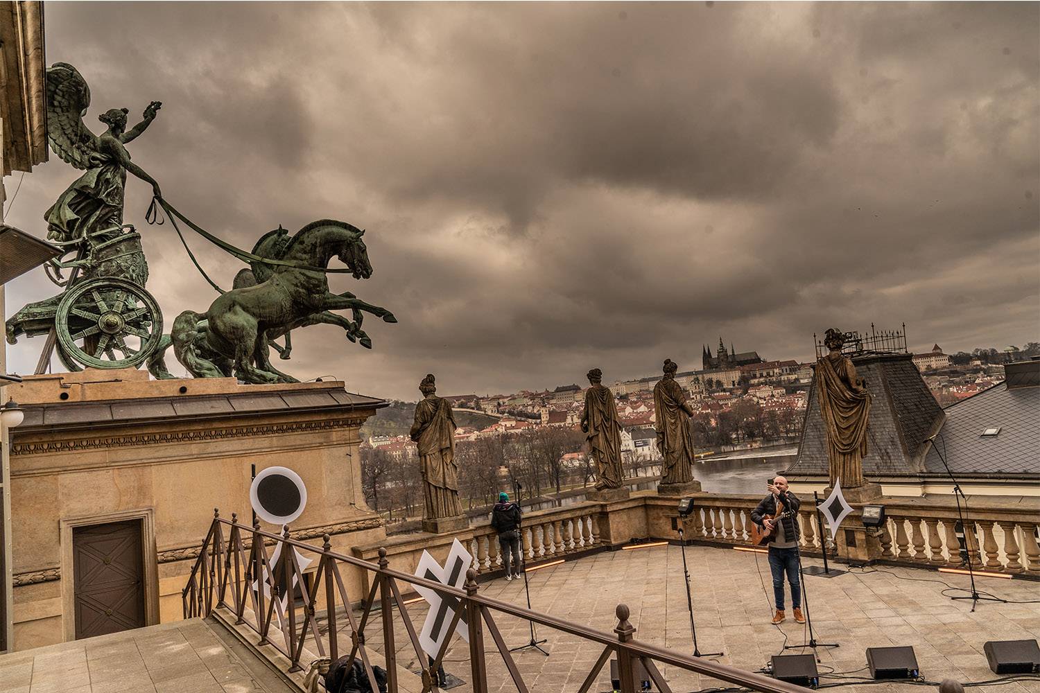 Dalším divným rokem okem fotografů | Lukáš Knoll vyrazil loni na Mig 21, Chinaski, Mňágu a Žďorp i Čechomor