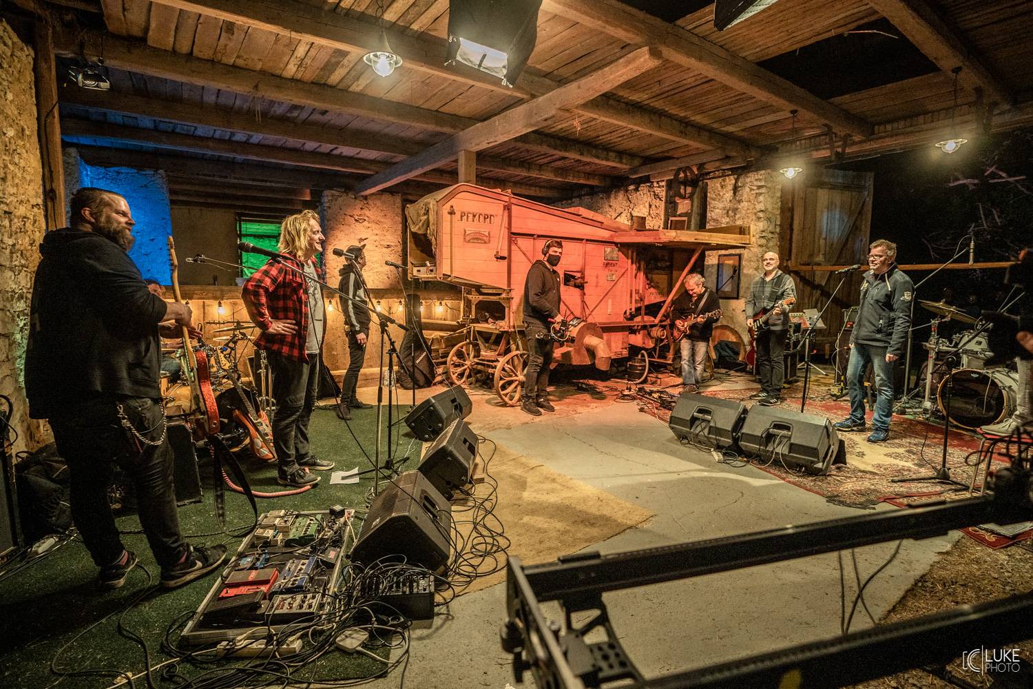 Dalším divným rokem okem fotografů | Lukáš Knoll vyrazil loni na Mig 21, Chinaski, Mňágu a Žďorp i Čechomor