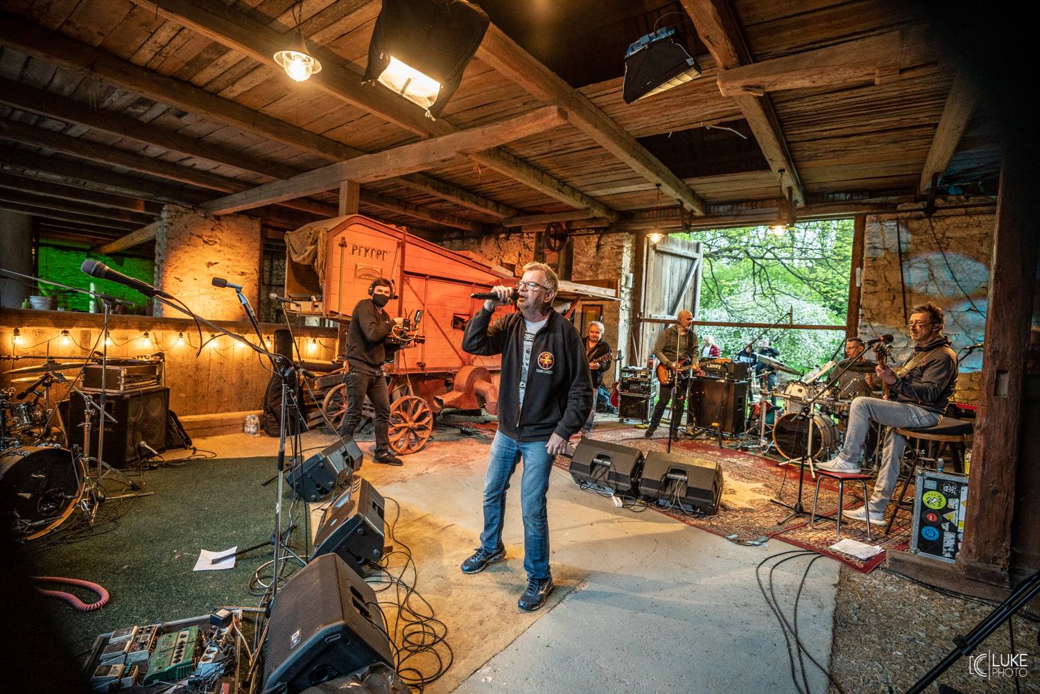 Dalším divným rokem okem fotografů | Lukáš Knoll vyrazil loni na Mig 21, Chinaski, Mňágu a Žďorp i Čechomor