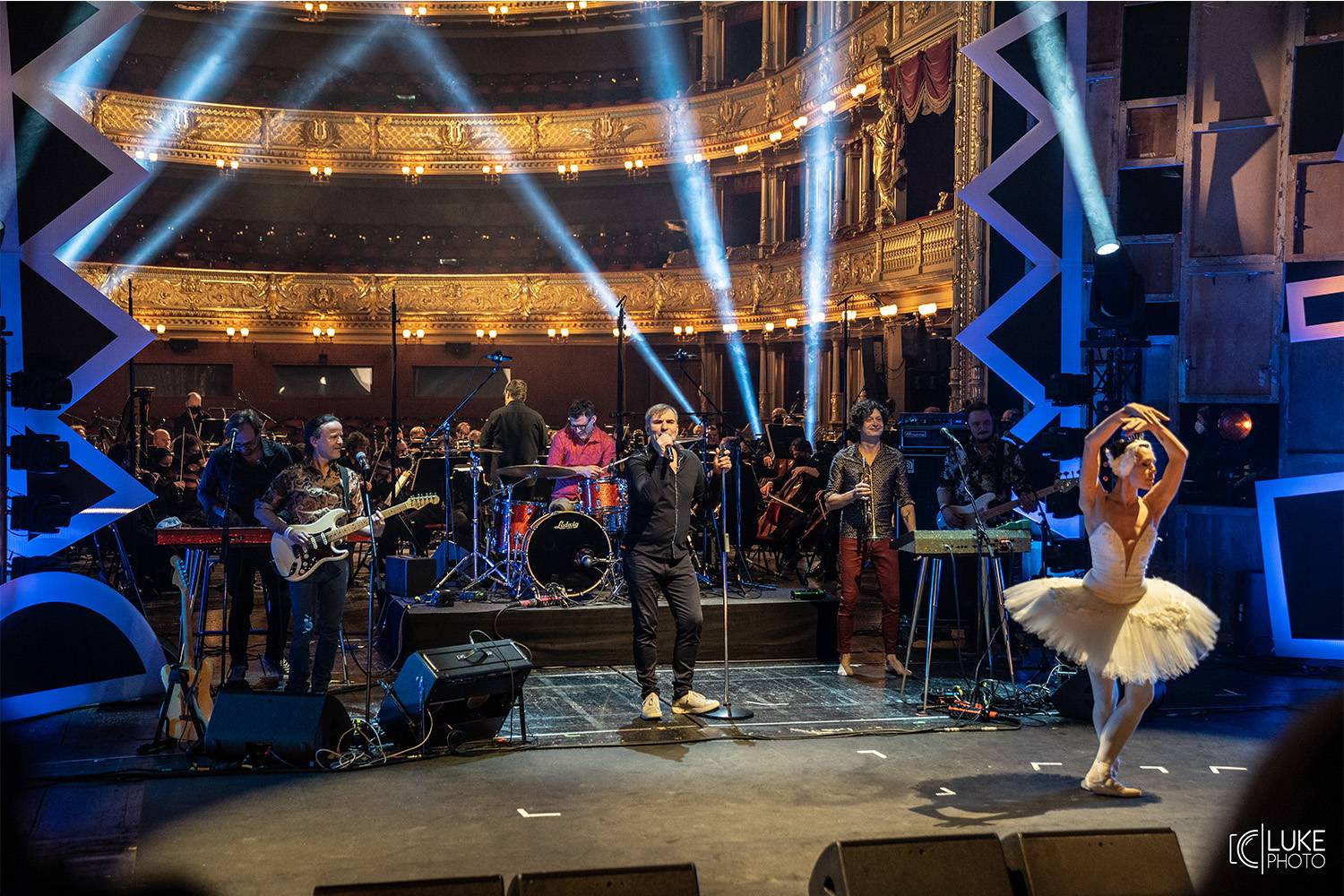 Dalším divným rokem okem fotografů | Lukáš Knoll vyrazil loni na Mig 21, Chinaski, Mňágu a Žďorp i Čechomor