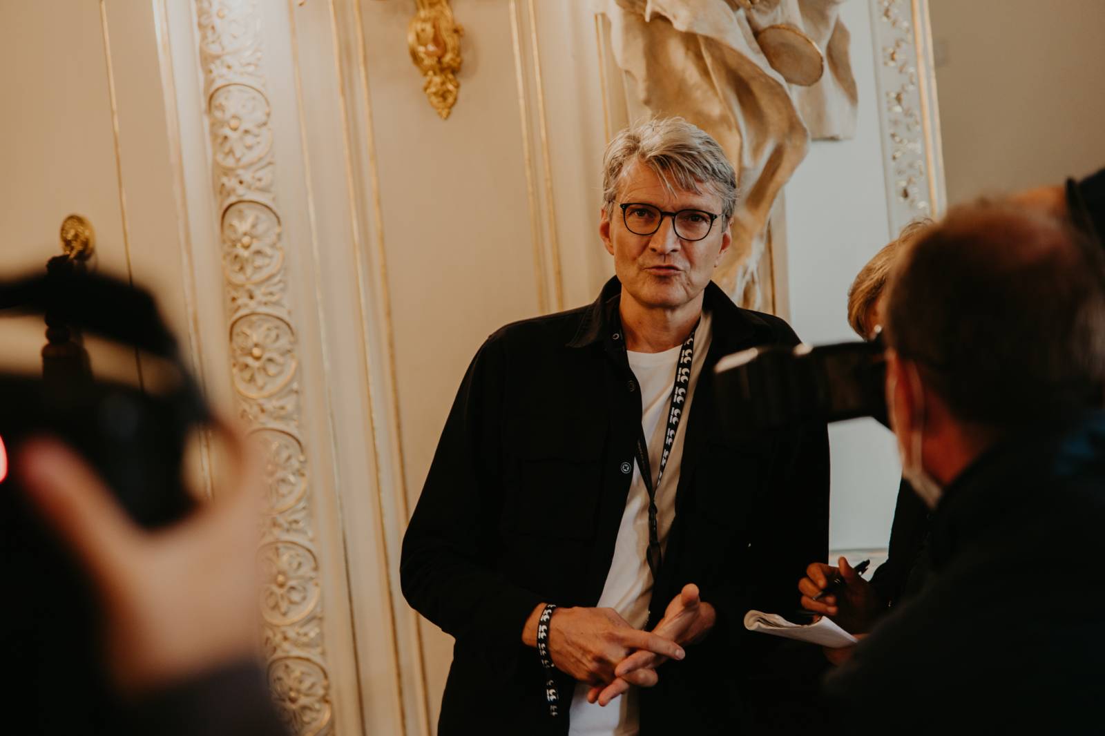 Dalším divným rokem okem fotografů | Pavlína Lindová vzpomíná na festival v Karlových Varech a Tour de Léto Marka Ztraceného