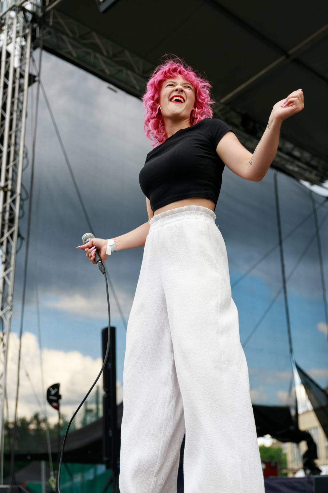 Dalším divným rokem okem fotografů | Pavlína Lindová vzpomíná na festival v Karlových Varech a Tour de Léto Marka Ztraceného