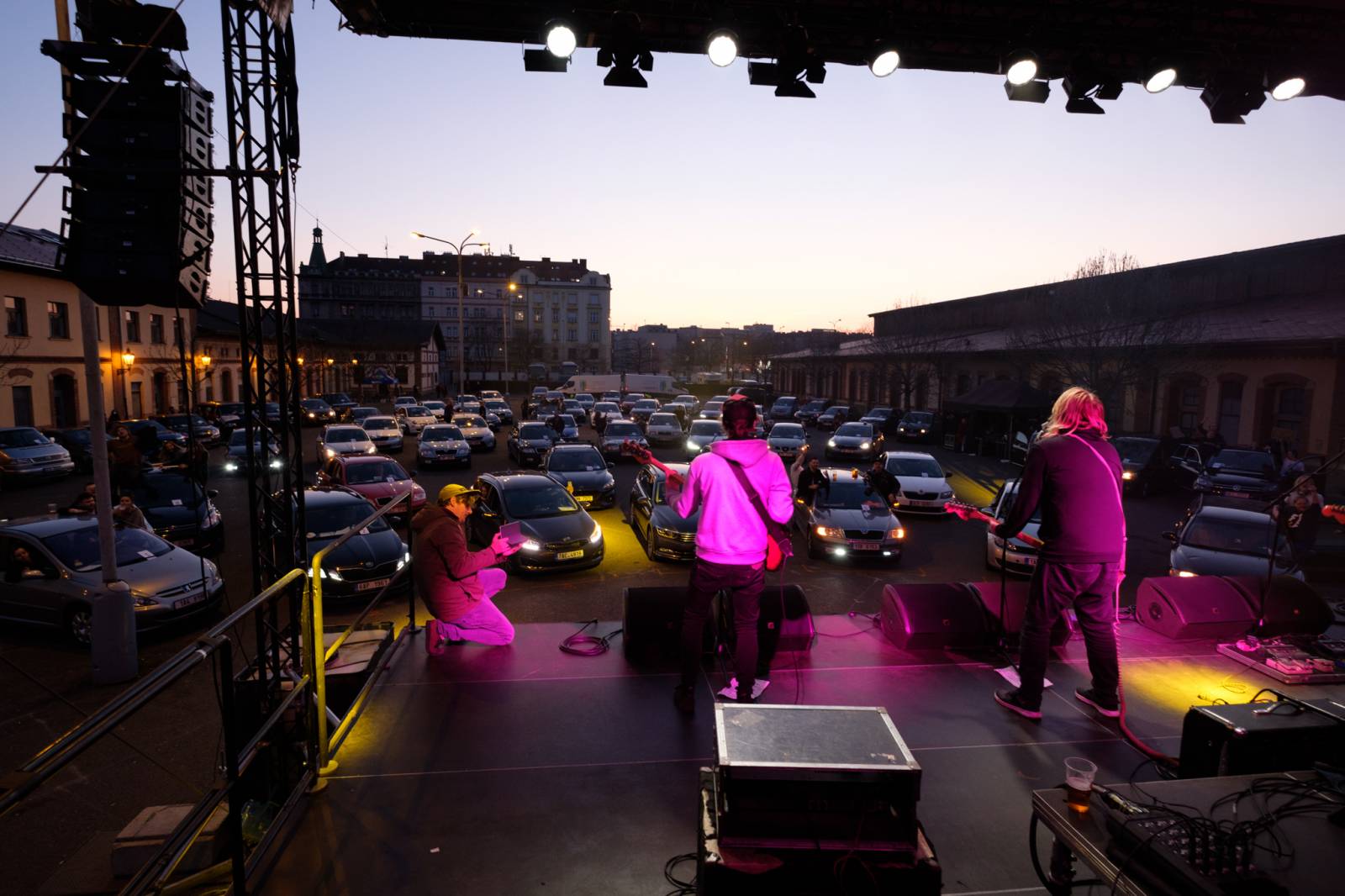 Dalším divným rokem okem fotografů | Objektiv Veroniky Matějkové zachytil Krucipüsk, Mig 21, Monkey Business i Vypsanou fiXu