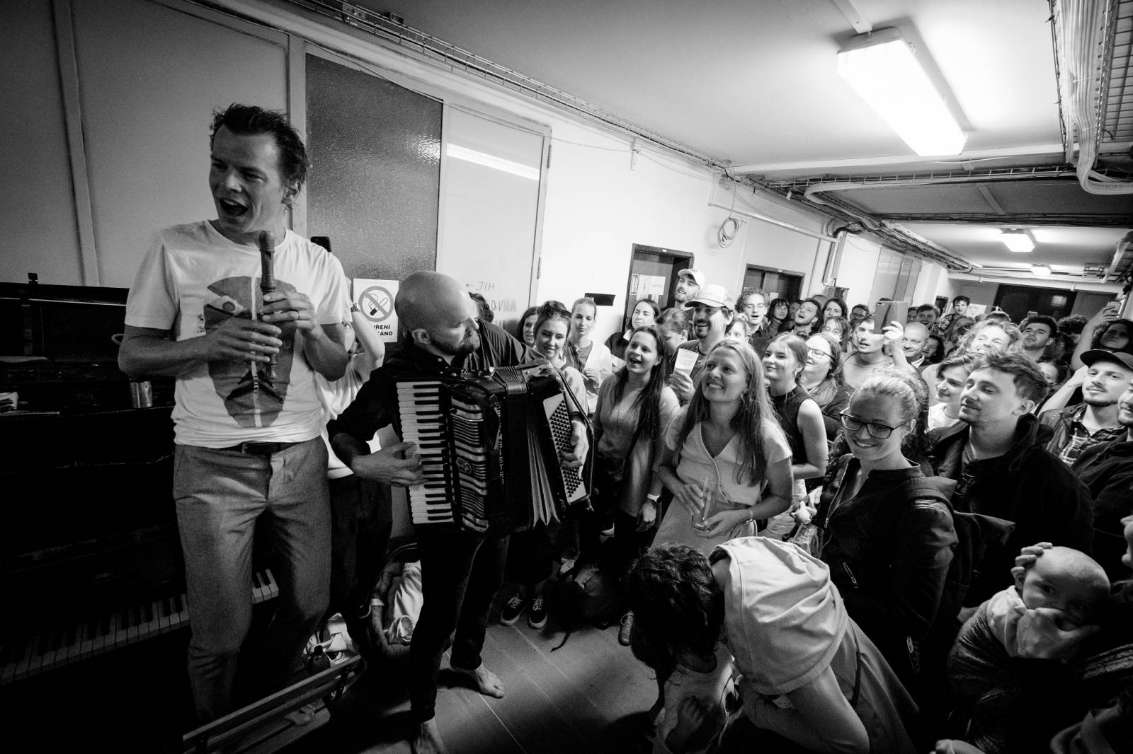 Dalším divným rokem okem fotografů | Objektiv Veroniky Matějkové zachytil Krucipüsk, Mig 21, Monkey Business i Vypsanou fiXu