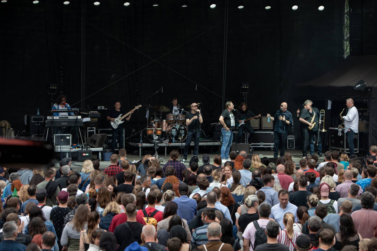 Dalším divným rokem okem fotografů | Objektiv Veroniky Matějkové zachytil Krucipüsk, Mig 21, Monkey Business i Vypsanou fiXu