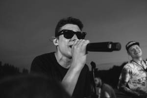 Dalším divným rokem okem fotografů | Bára Nosková fotila Rock for People Hope, Sebastiana na lodi nebo online koncert Mira Žbirky