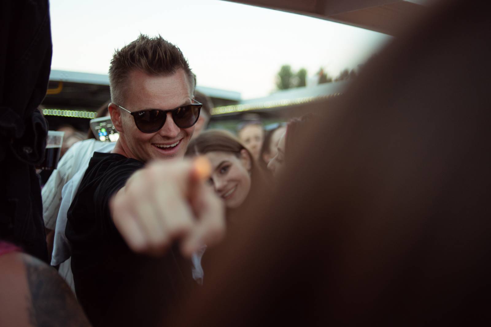 Dalším divným rokem okem fotografů | Bára Nosková fotila Rock for People Hope, Sebastiana na lodi nebo online koncert Mira Žbirky