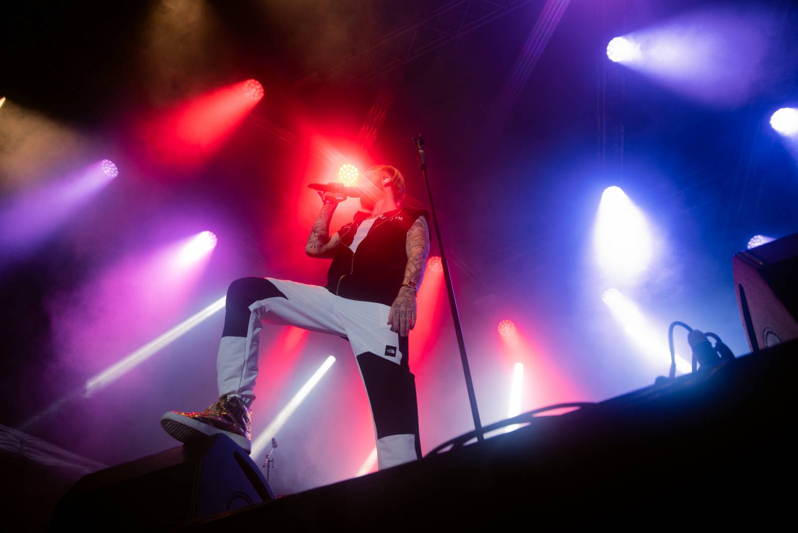 Dalším divným rokem okem fotografů | Bára Nosková fotila Rock for People Hope, Sebastiana na lodi nebo online koncert Mira Žbirky