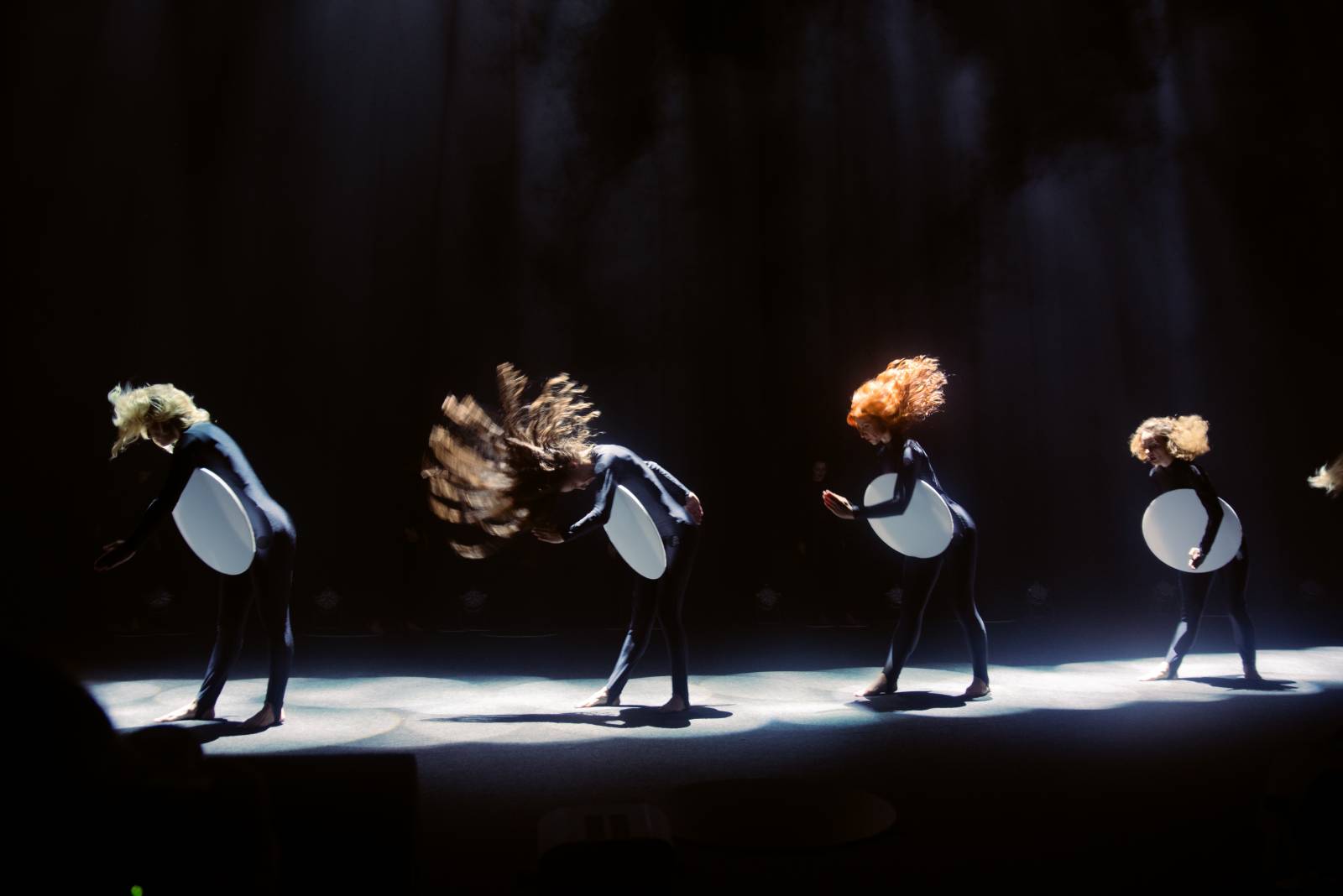 Dalším divným rokem okem fotografů | Bára Nosková fotila Rock for People Hope, Sebastiana na lodi nebo online koncert Mira Žbirky