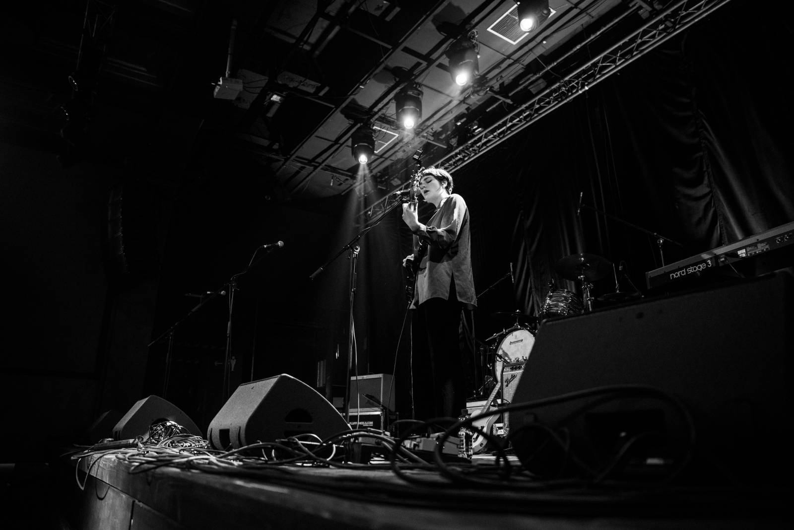 Dalším divným rokem okem fotografů | Bára Nosková fotila Rock for People Hope, Sebastiana na lodi nebo online koncert Mira Žbirky