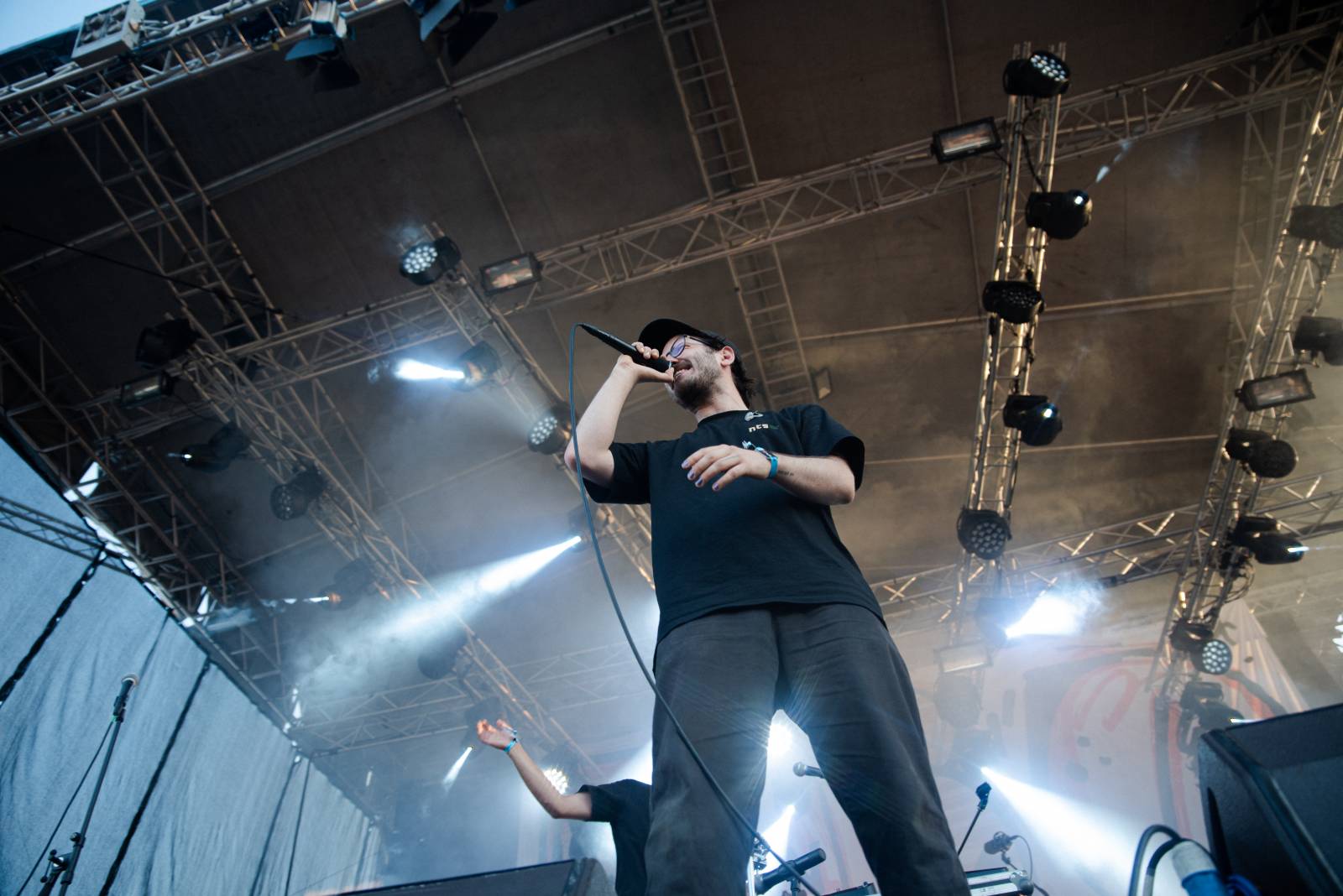 Dalším divným rokem okem fotografů | Bára Nosková fotila Rock for People Hope, Sebastiana na lodi nebo online koncert Mira Žbirky