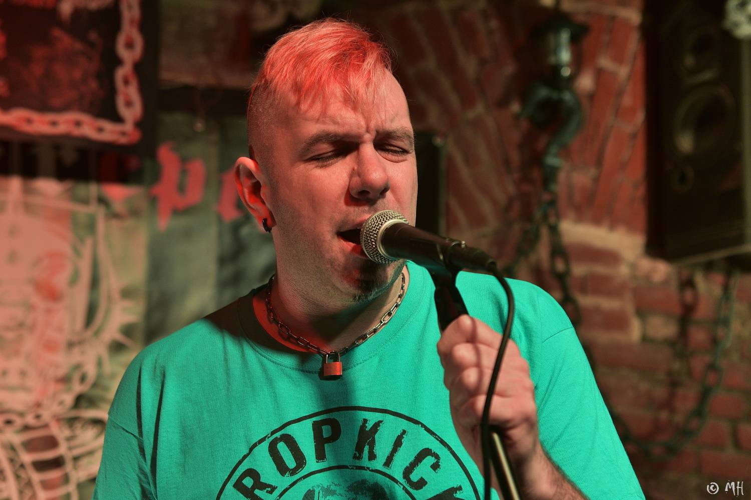 Ani Lemmy by se za jejich výkon nestyděl. Tribute band Motörreptile-Motörhead ovládl plzeňský Parlament