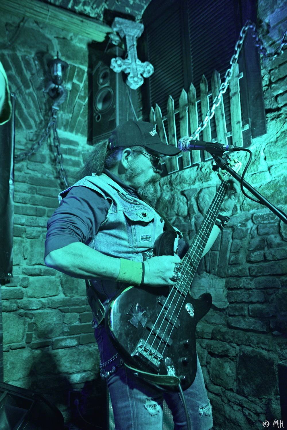 Ani Lemmy by se za jejich výkon nestyděl. Tribute band Motörreptile-Motörhead ovládl plzeňský Parlament