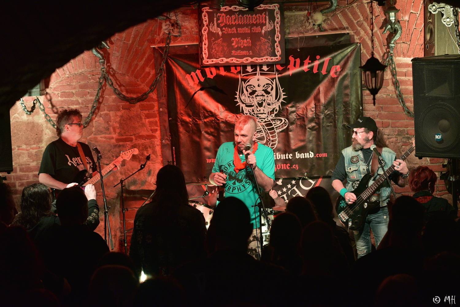 Ani Lemmy by se za jejich výkon nestyděl. Tribute band Motörreptile-Motörhead ovládl plzeňský Parlament