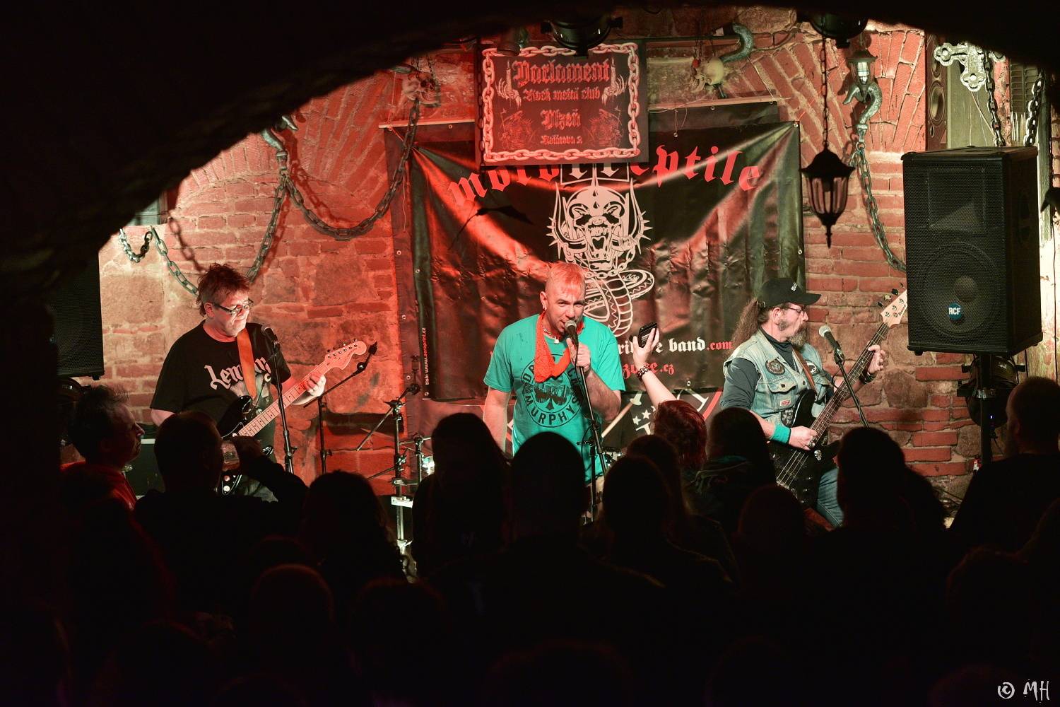 Ani Lemmy by se za jejich výkon nestyděl. Tribute band Motörreptile-Motörhead ovládl plzeňský Parlament