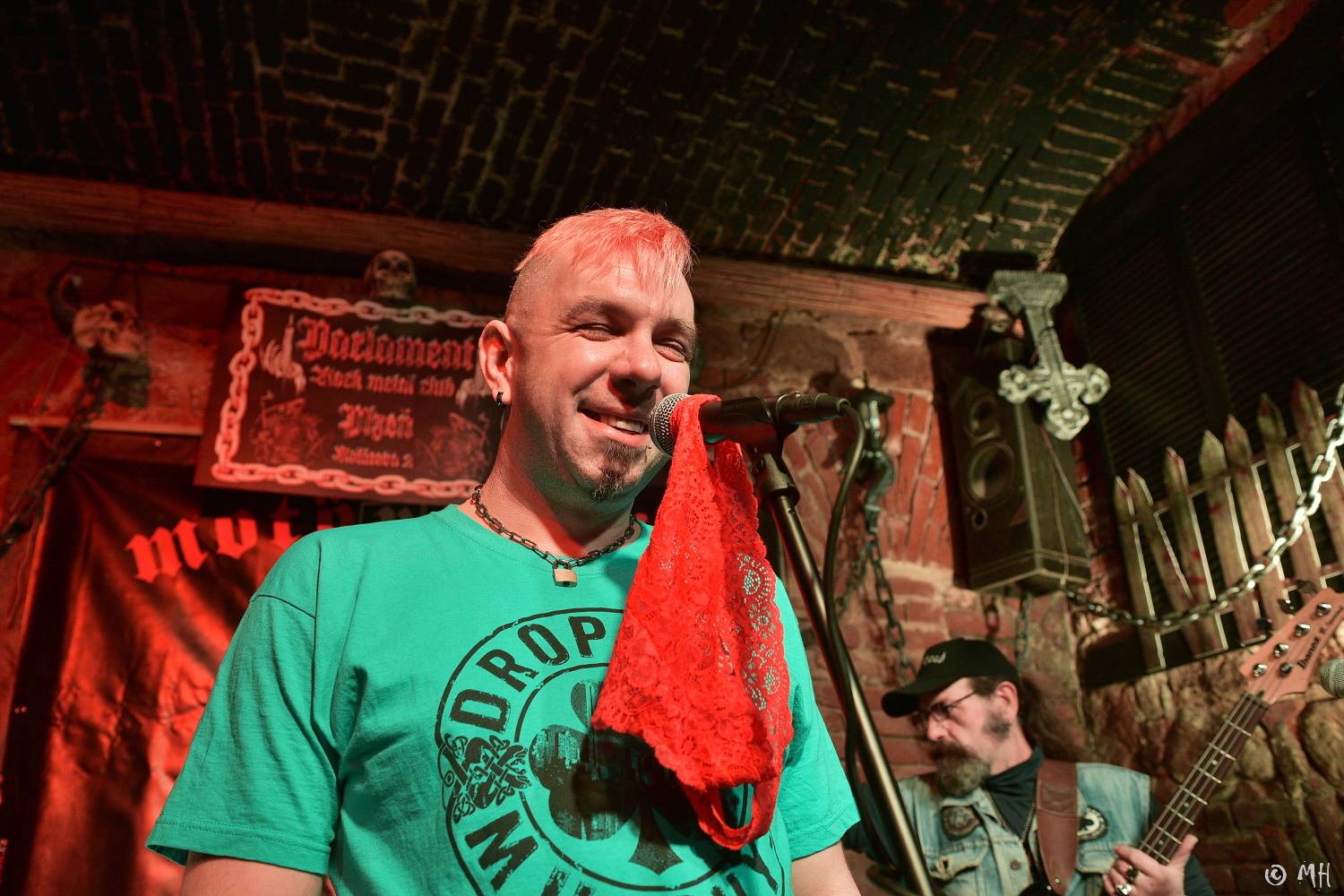 Ani Lemmy by se za jejich výkon nestyděl. Tribute band Motörreptile-Motörhead ovládl plzeňský Parlament