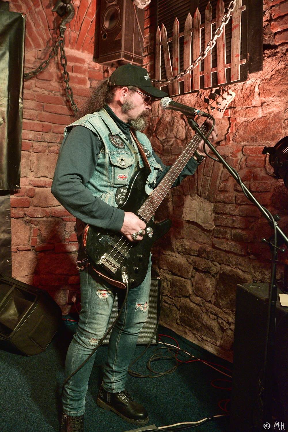 Ani Lemmy by se za jejich výkon nestyděl. Tribute band Motörreptile-Motörhead ovládl plzeňský Parlament