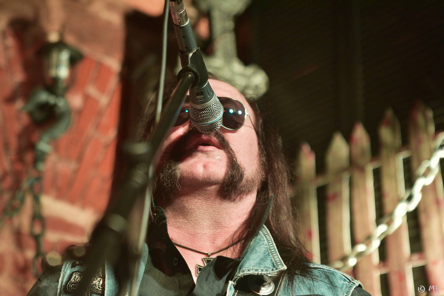 Ani Lemmy by se za jejich výkon nestyděl. Tribute band Motörreptile-Motörhead ovládl plzeňský Parlament