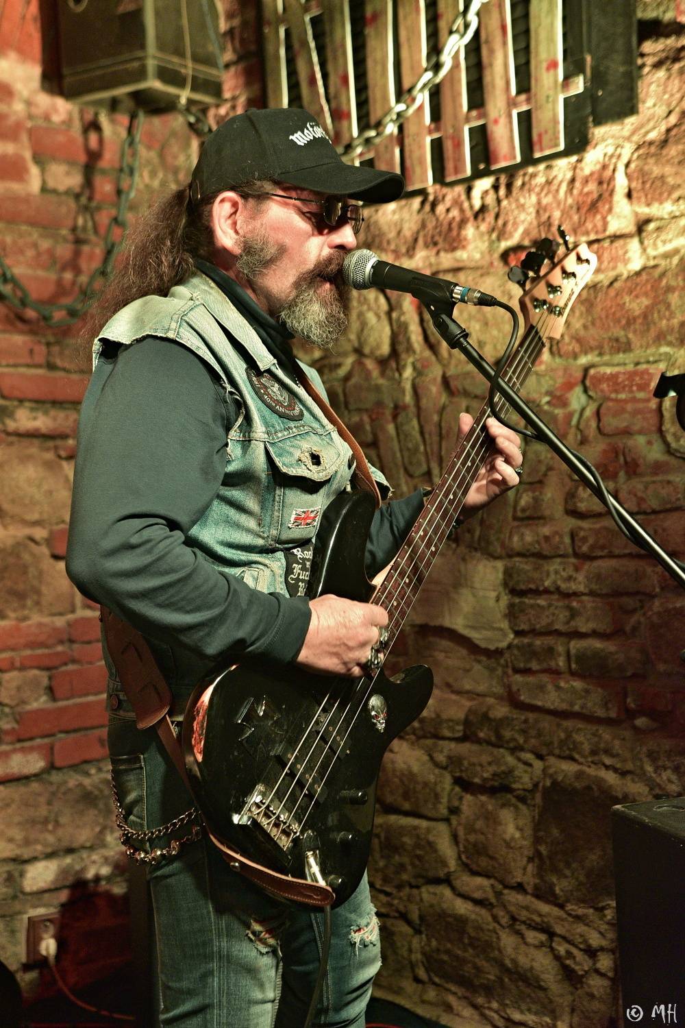 Ani Lemmy by se za jejich výkon nestyděl. Tribute band Motörreptile-Motörhead ovládl plzeňský Parlament