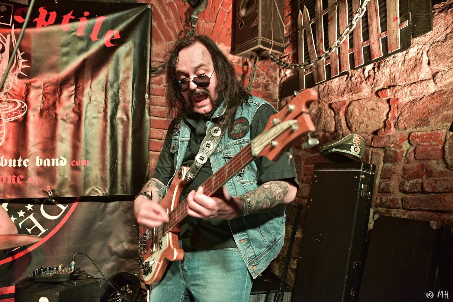 Ani Lemmy by se za jejich výkon nestyděl. Tribute band Motörreptile-Motörhead ovládl plzeňský Parlament